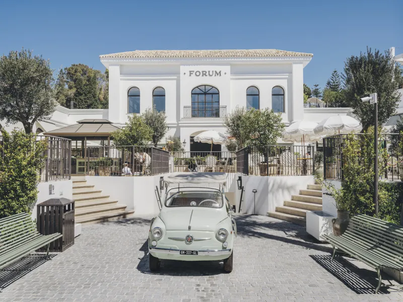 This exceptional luxury apartment is situated in the prestigious Puente Romano enclave on Marbella's renowned Golden Mile, Malaga.