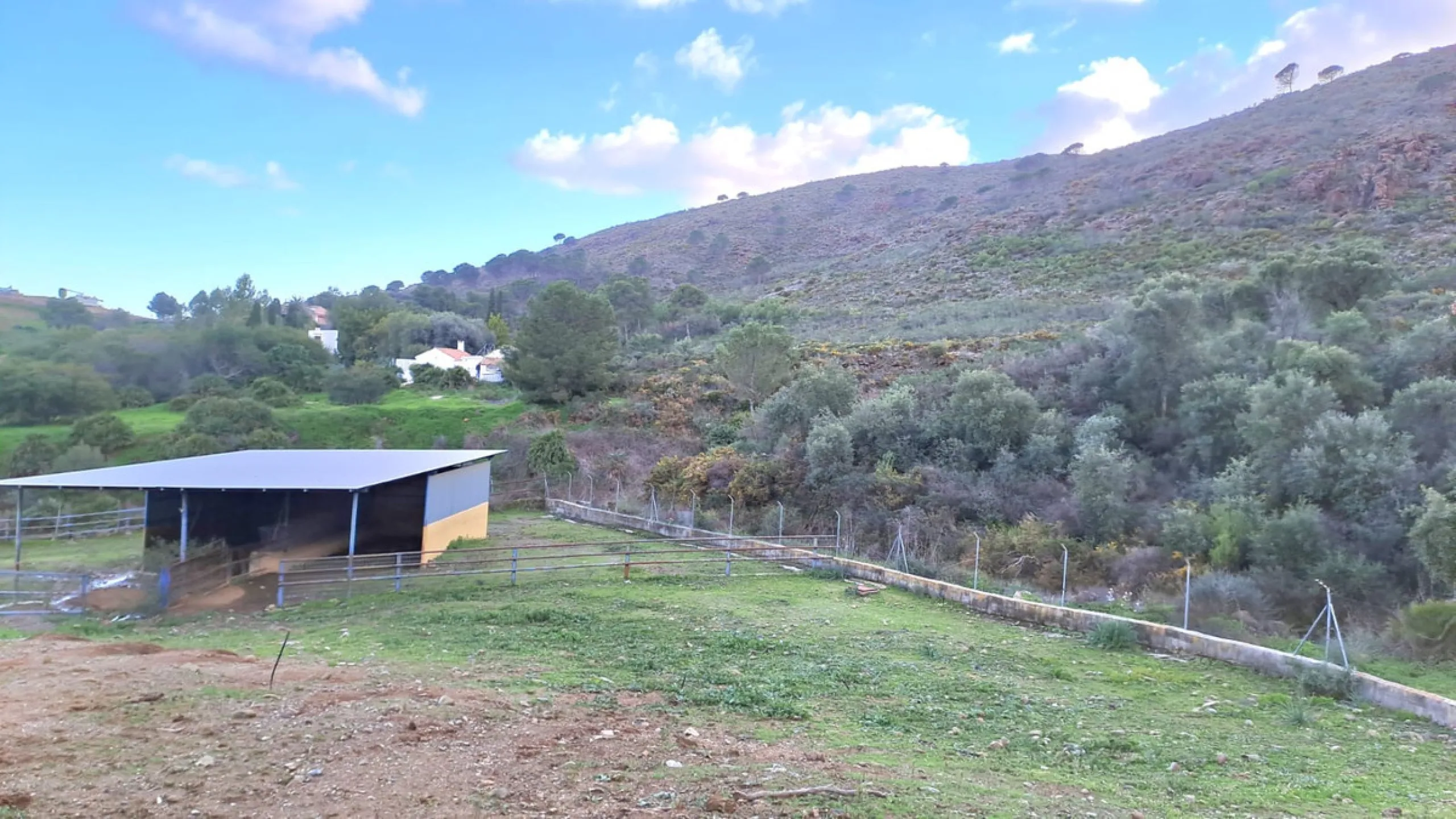 Commercial - Other в продаже в Mijas, Málaga. В доме 8 спален и 10 ванных комнат. Площадь дома 2650 м². Площадь участка 100000 м²