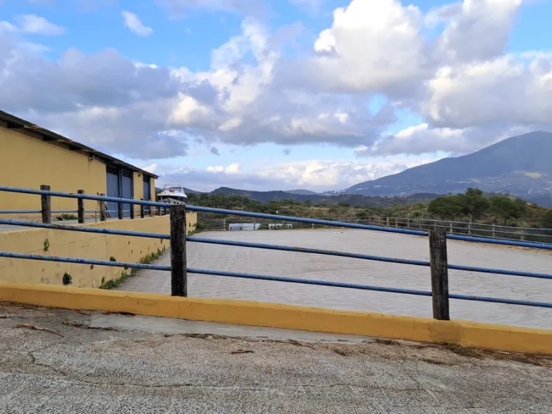 Commercial - Other в продаже в Mijas, Málaga. В доме 8 спален и 10 ванных комнат. Площадь дома 2650 м². Площадь участка 100000 м²