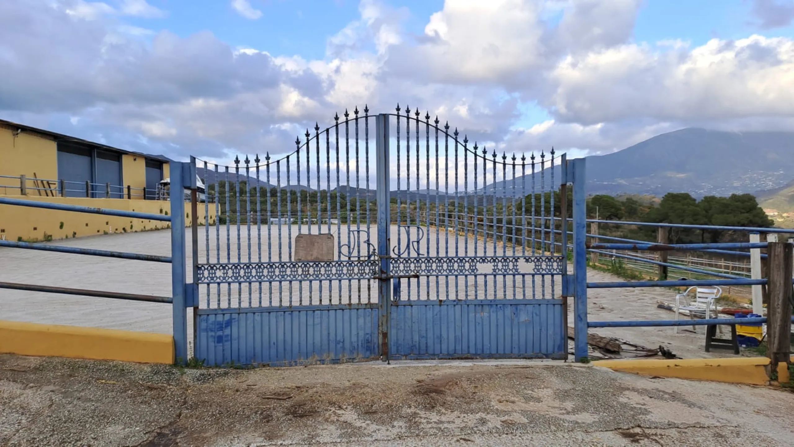 Commercial - Other в продаже в Mijas, Málaga. В доме 8 спален и 10 ванных комнат. Площадь дома 2650 м². Площадь участка 100000 м²