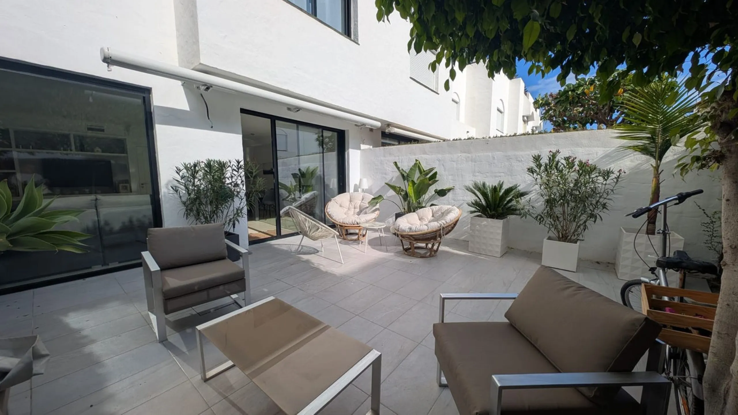 Discover this exclusive townhouse just steps from the beach, located in one of the most sought-after areas of Marbella, on the beachfront of Guadalmina Baja/San Pedro de Alcántara.