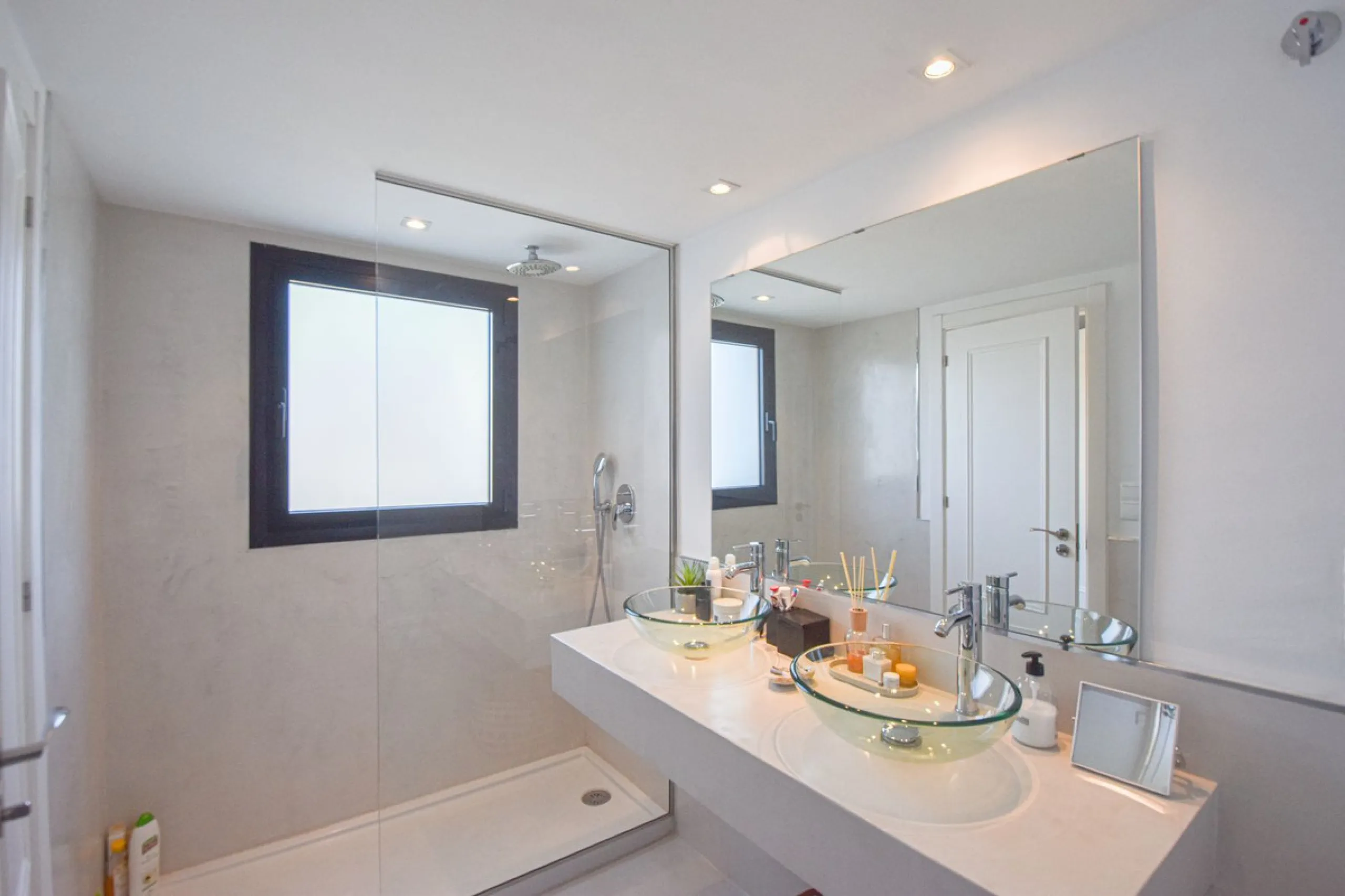 Discover this exclusive townhouse just steps from the beach, located in one of the most sought-after areas of Marbella, on the beachfront of Guadalmina Baja/San Pedro de Alcántara.