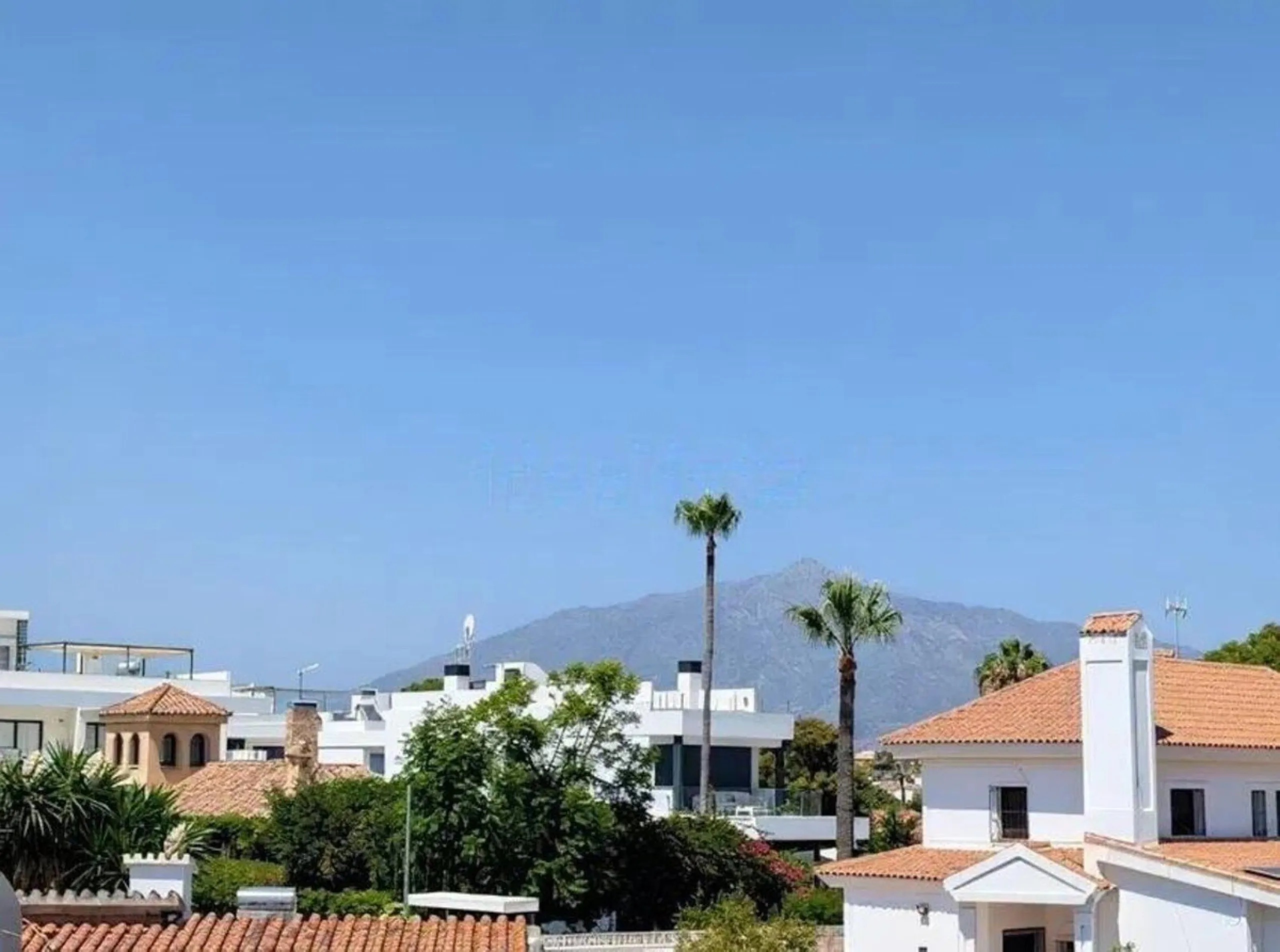 Discover this exclusive townhouse just steps from the beach, located in one of the most sought-after areas of Marbella, on the beachfront of Guadalmina Baja/San Pedro de Alcántara.