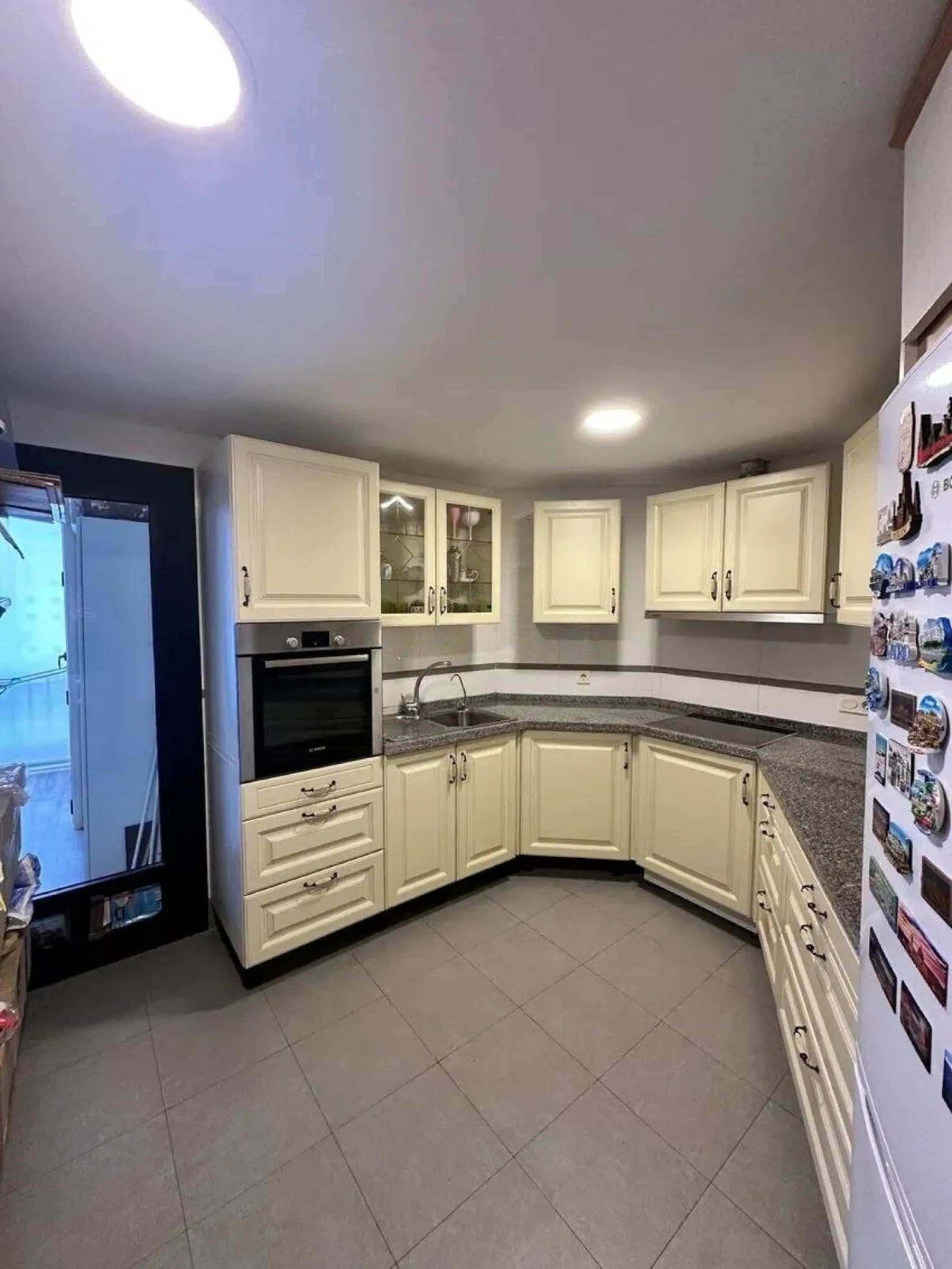 Excellent apartment located in the San Pedro beach area, within a well-known and well-established residential complex, considered one of the most attractive in the area due to its high demand and potential for appreciation. Its location is unbeatable, a s
