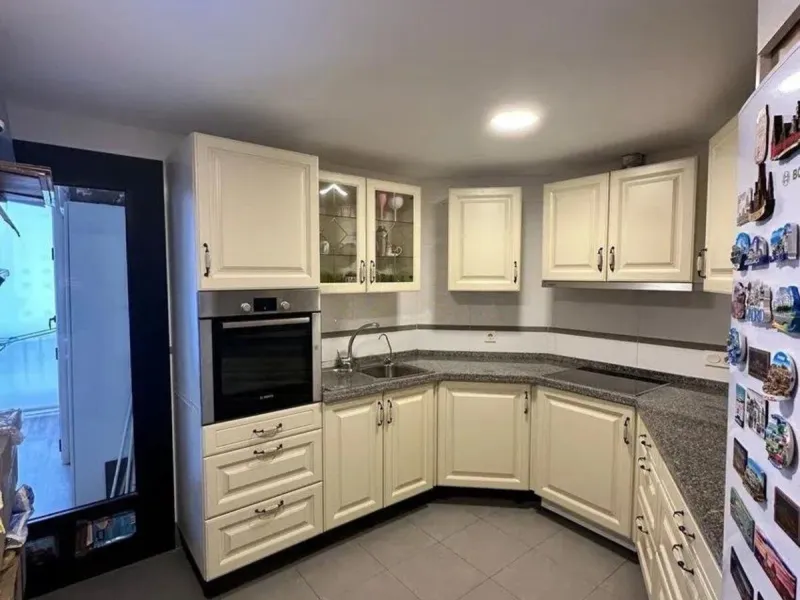 Excellent apartment located in the San Pedro beach area, within a well-known and well-established residential complex, considered one of the most attractive in the area due to its high demand and potential for appreciation. Its location is unbeatable, a s