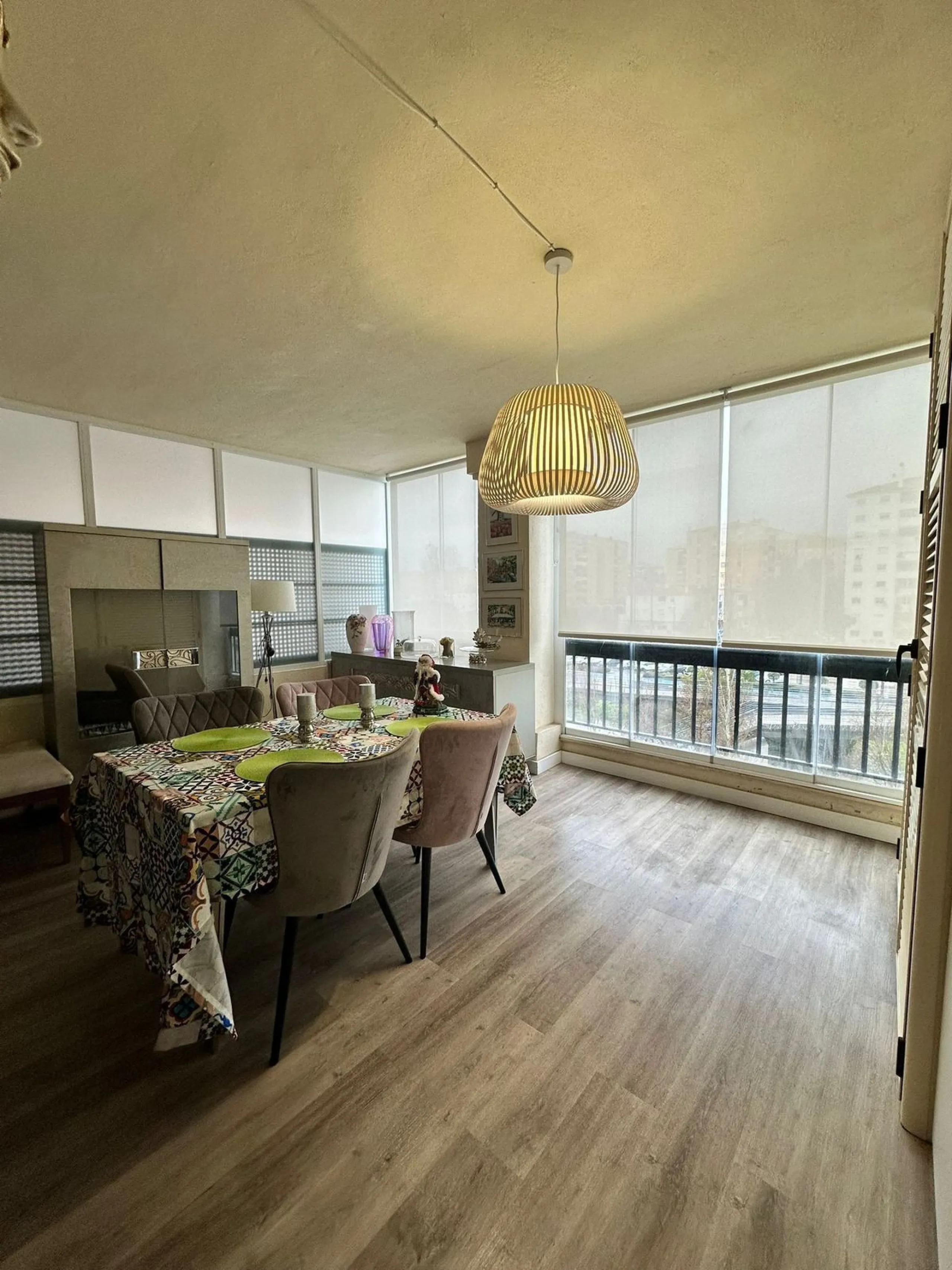 Excellent apartment located in the San Pedro beach area, within a well-known and well-established residential complex, considered one of the most attractive in the area due to its high demand and potential for appreciation. Its location is unbeatable, a s