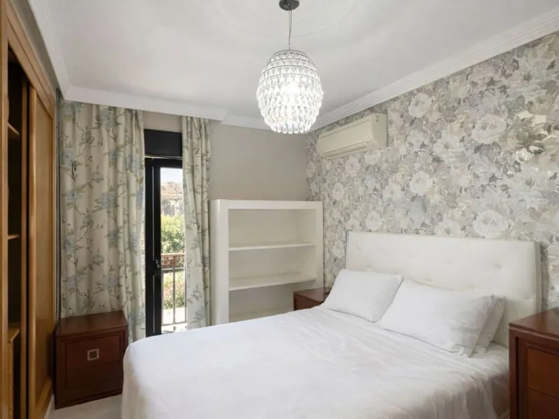 Excellent apartment located in the San Pedro beach area, within a well-known and well-established residential complex, considered one of the most attractive in the area due to its high demand and potential for appreciation. Its location is unbeatable, a s