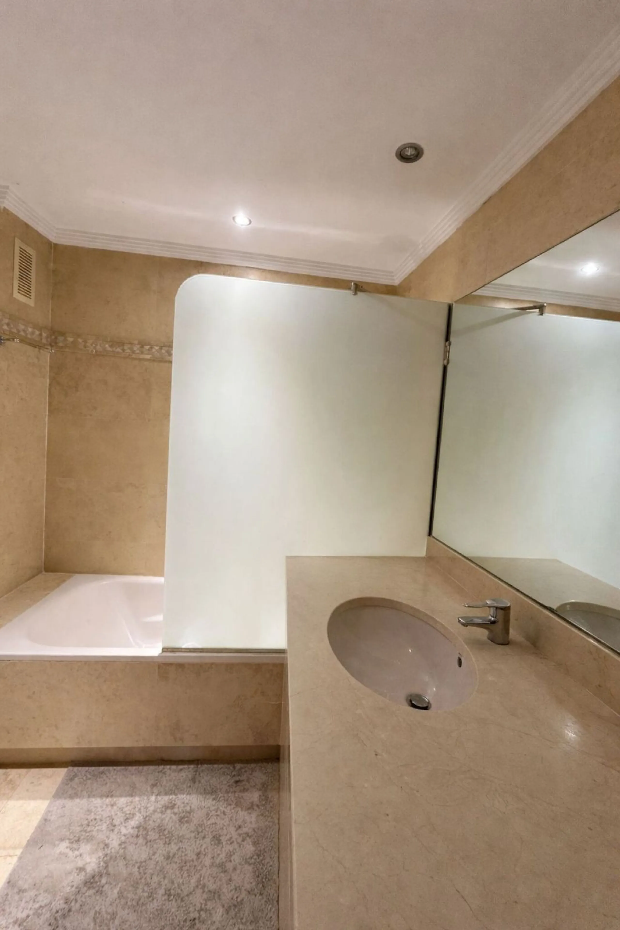 Excellent apartment located in the San Pedro beach area, within a well-known and well-established residential complex, considered one of the most attractive in the area due to its high demand and potential for appreciation. Its location is unbeatable, a s
