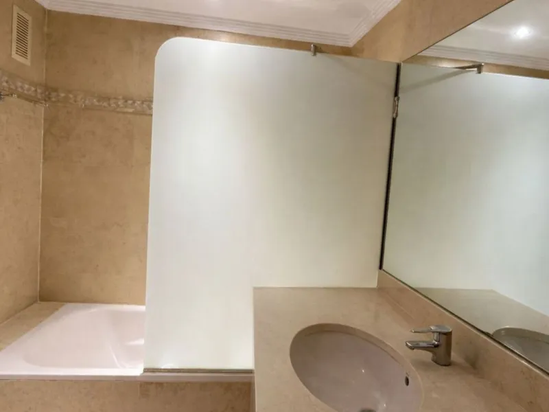Excellent apartment located in the San Pedro beach area, within a well-known and well-established residential complex, considered one of the most attractive in the area due to its high demand and potential for appreciation. Its location is unbeatable, a s