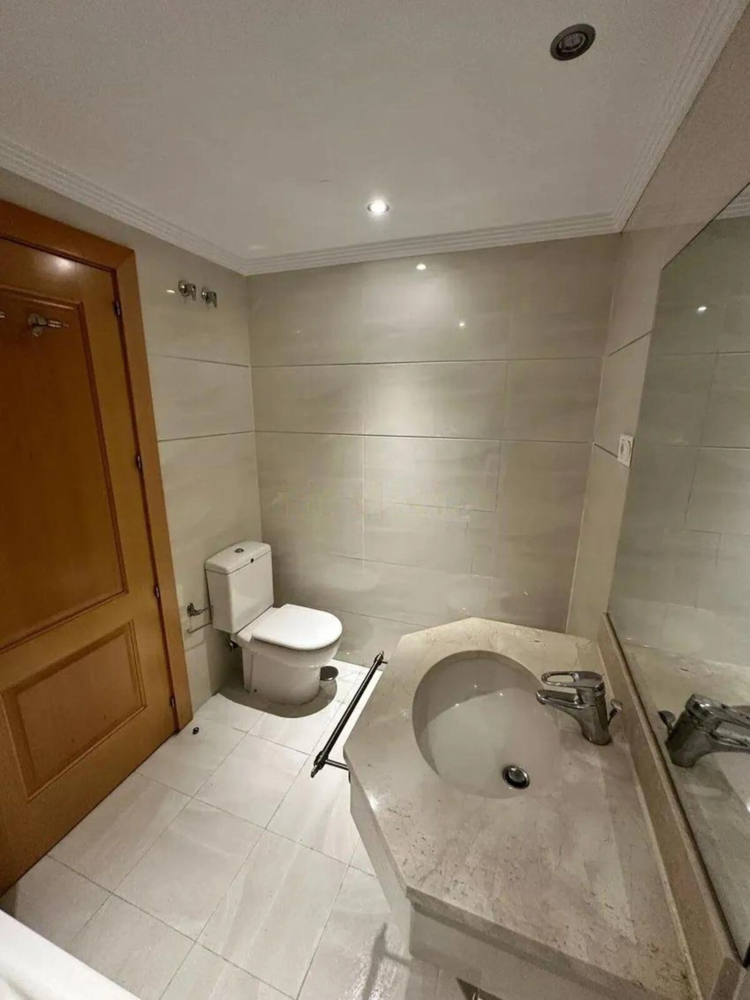 Excellent apartment located in the San Pedro beach area, within a well-known and well-established residential complex, considered one of the most attractive in the area due to its high demand and potential for appreciation. Its location is unbeatable, a s
