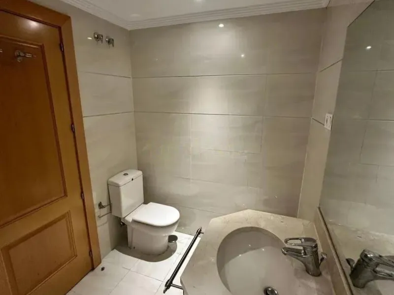 Excellent apartment located in the San Pedro beach area, within a well-known and well-established residential complex, considered one of the most attractive in the area due to its high demand and potential for appreciation. Its location is unbeatable, a s