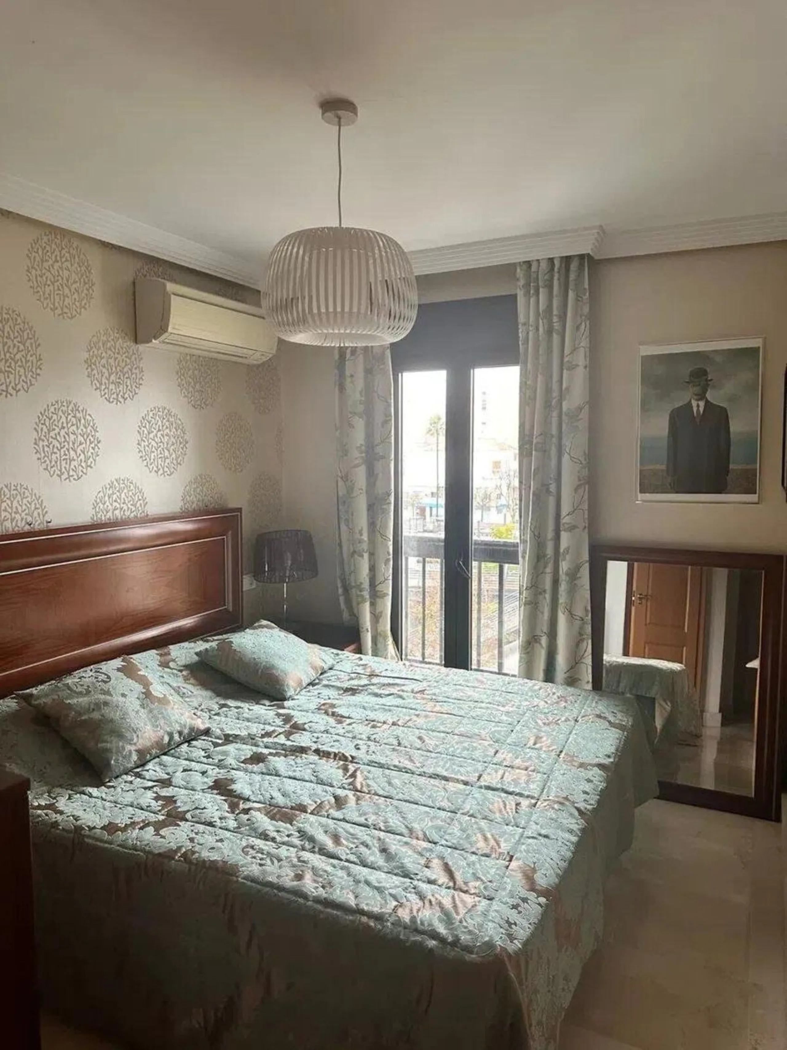 Excellent apartment located in the San Pedro beach area, within a well-known and well-established residential complex, considered one of the most attractive in the area due to its high demand and potential for appreciation. Its location is unbeatable, a s