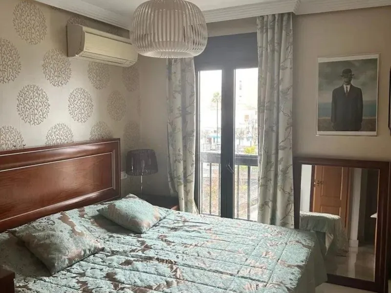 Excellent apartment located in the San Pedro beach area, within a well-known and well-established residential complex, considered one of the most attractive in the area due to its high demand and potential for appreciation. Its location is unbeatable, a s