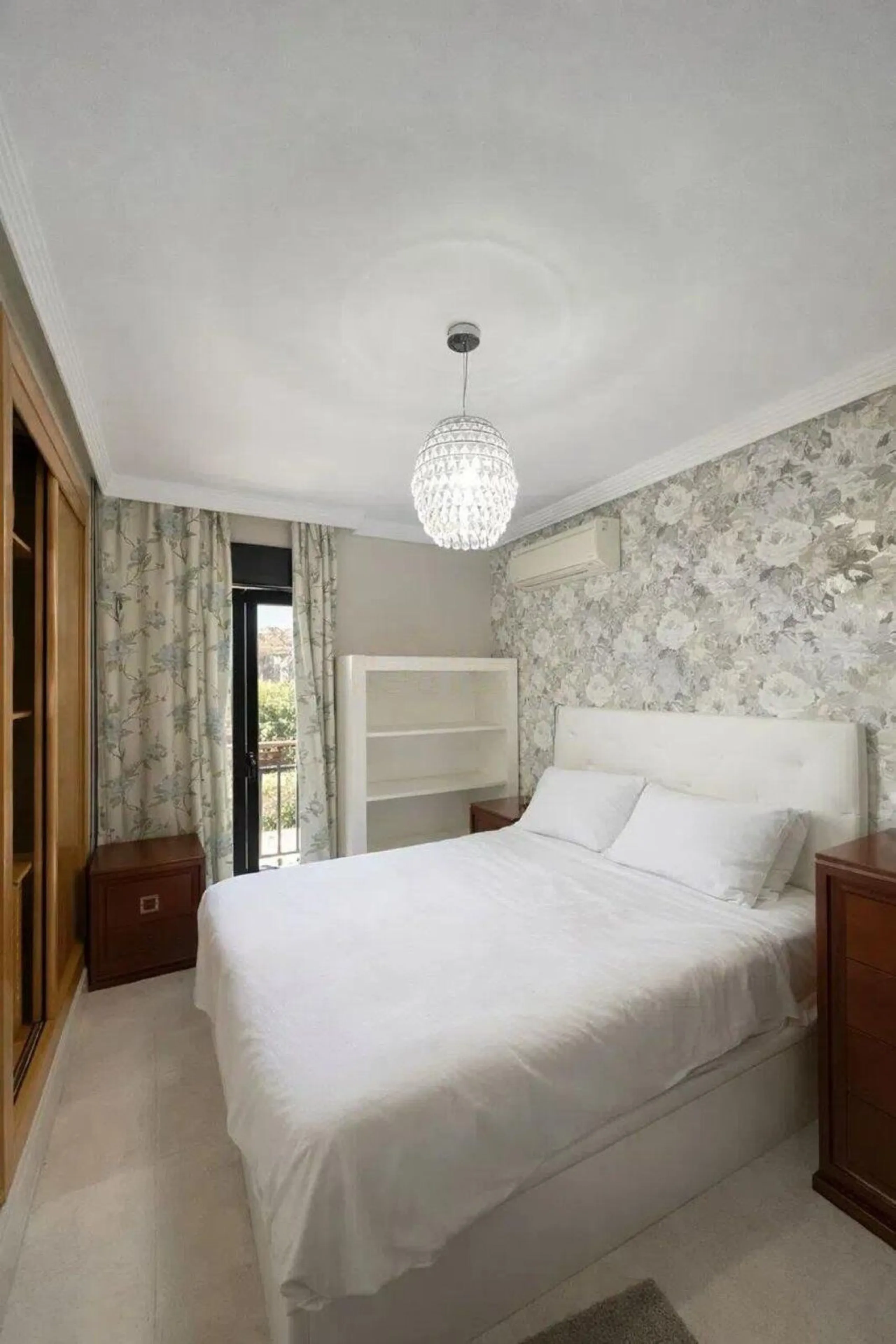 Excellent apartment located in the San Pedro beach area, within a well-known and well-established residential complex, considered one of the most attractive in the area due to its high demand and potential for appreciation. Its location is unbeatable, a s