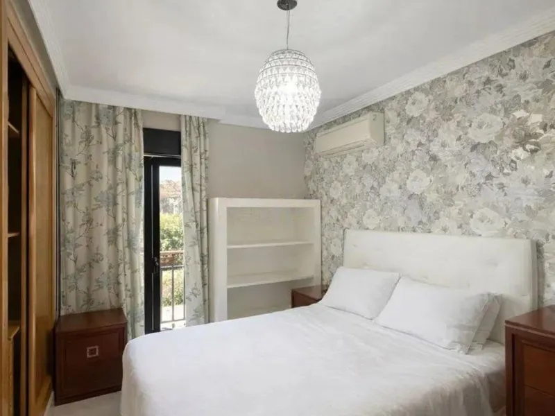 Excellent apartment located in the San Pedro beach area, within a well-known and well-established residential complex, considered one of the most attractive in the area due to its high demand and potential for appreciation. Its location is unbeatable, a s