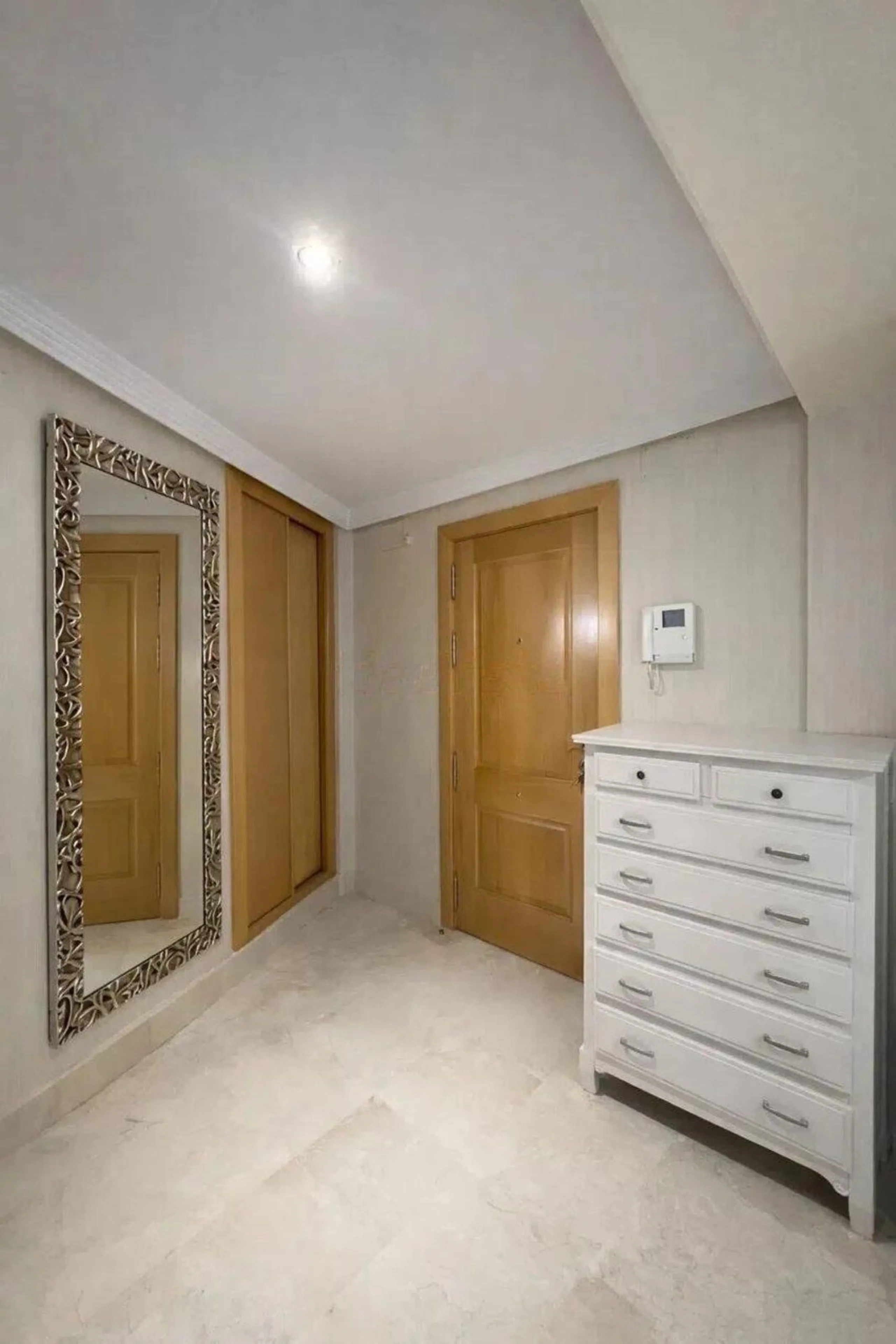 Excellent apartment located in the San Pedro beach area, within a well-known and well-established residential complex, considered one of the most attractive in the area due to its high demand and potential for appreciation. Its location is unbeatable, a s