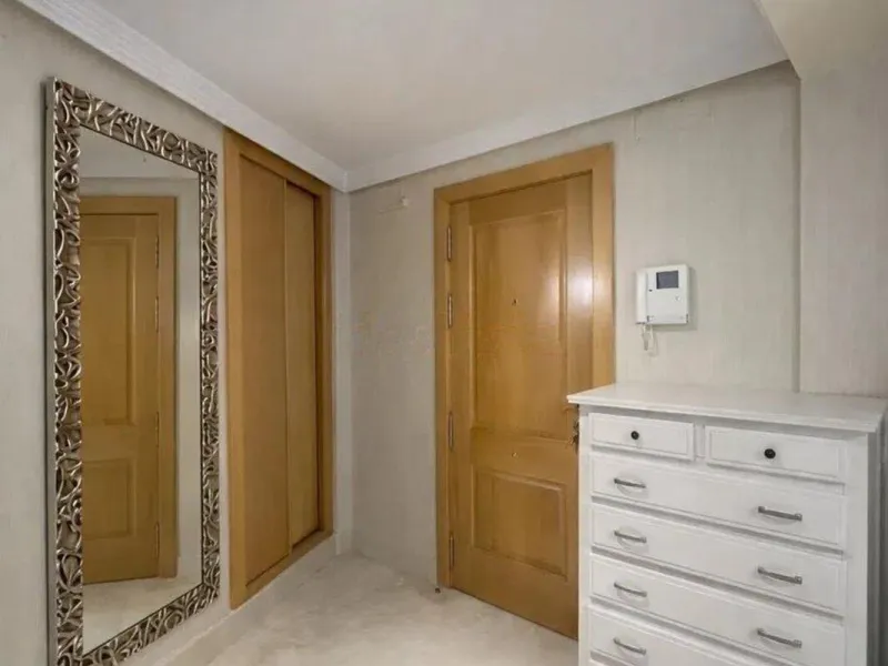 Excellent apartment located in the San Pedro beach area, within a well-known and well-established residential complex, considered one of the most attractive in the area due to its high demand and potential for appreciation. Its location is unbeatable, a s