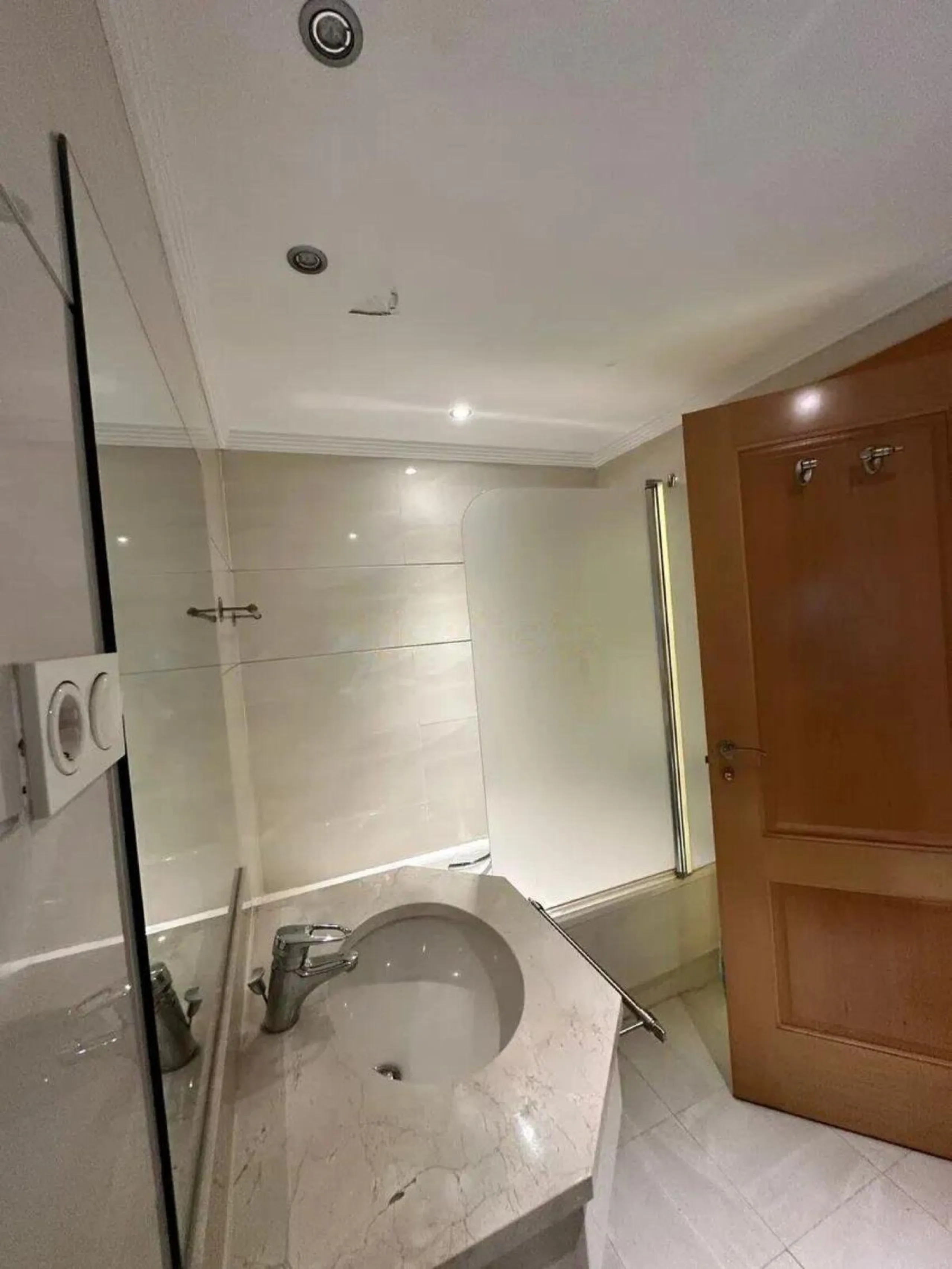 Excellent apartment located in the San Pedro beach area, within a well-known and well-established residential complex, considered one of the most attractive in the area due to its high demand and potential for appreciation. Its location is unbeatable, a s