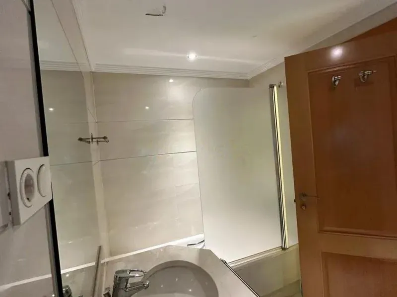 Excellent apartment located in the San Pedro beach area, within a well-known and well-established residential complex, considered one of the most attractive in the area due to its high demand and potential for appreciation. Its location is unbeatable, a s