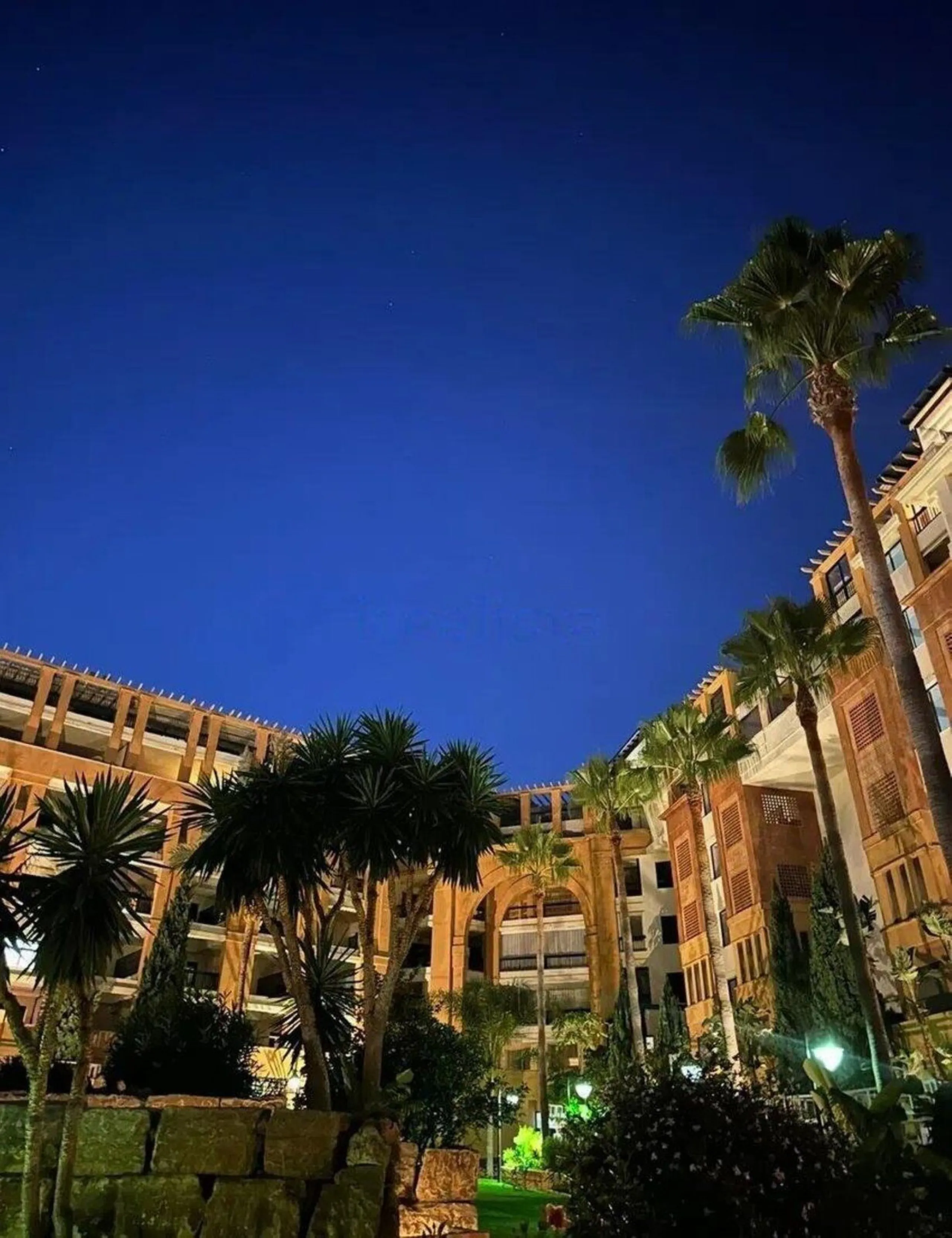 Excellent apartment located in the San Pedro beach area, within a well-known and well-established residential complex, considered one of the most attractive in the area due to its high demand and potential for appreciation. Its location is unbeatable, a s