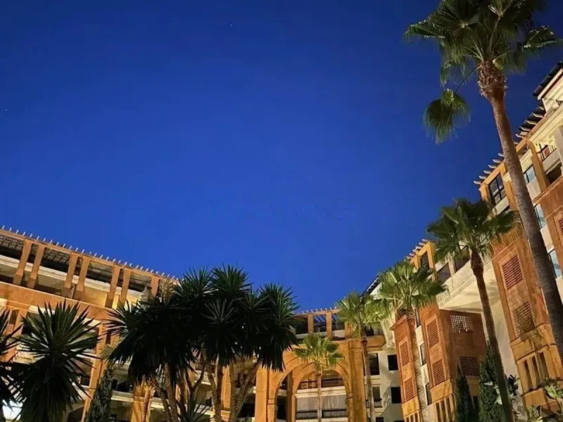 Excellent apartment located in the San Pedro beach area, within a well-known and well-established residential complex, considered one of the most attractive in the area due to its high demand and potential for appreciation. Its location is unbeatable, a s