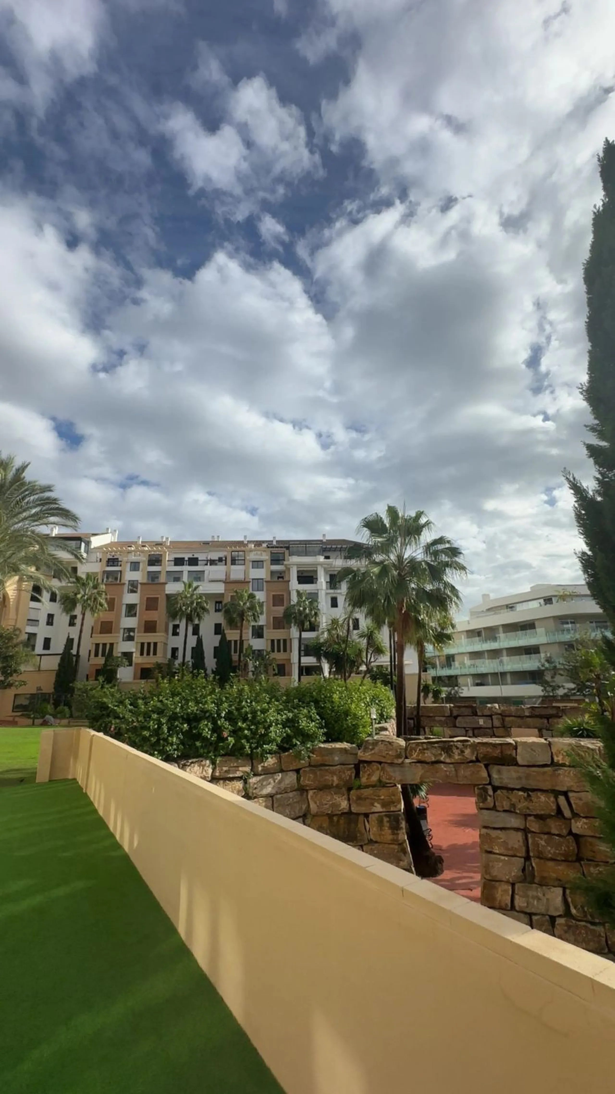 Excellent apartment located in the San Pedro beach area, within a well-known and well-established residential complex, considered one of the most attractive in the area due to its high demand and potential for appreciation. Its location is unbeatable, a s