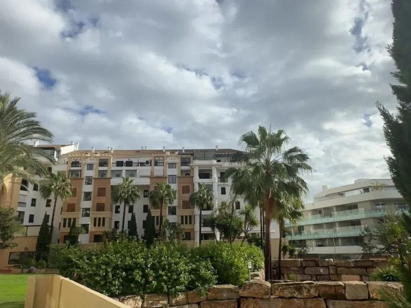 Excellent apartment located in the San Pedro beach area, within a well-known and well-established residential complex, considered one of the most attractive in the area due to its high demand and potential for appreciation. Its location is unbeatable, a s