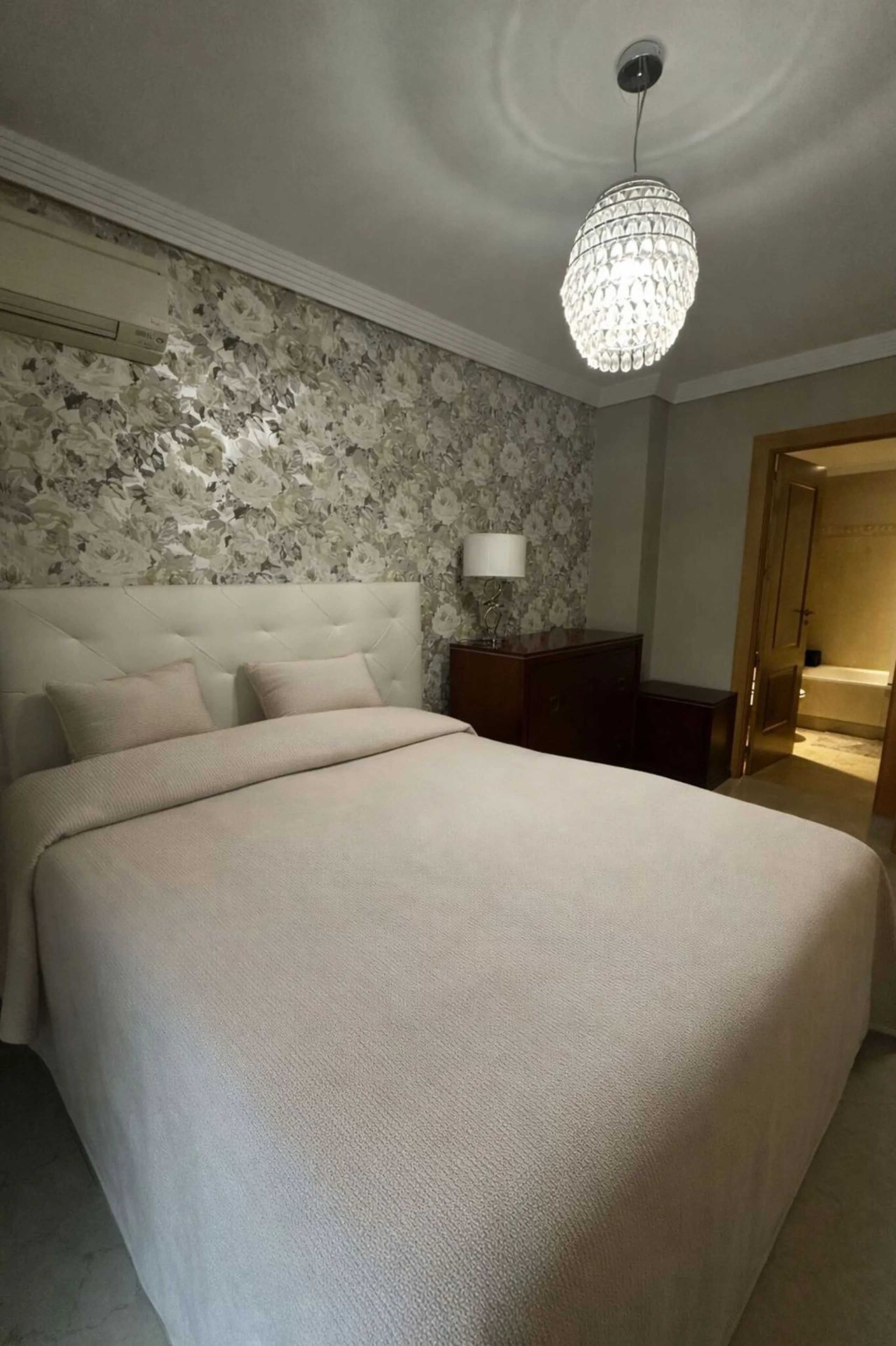 Excellent apartment located in the San Pedro beach area, within a well-known and well-established residential complex, considered one of the most attractive in the area due to its high demand and potential for appreciation. Its location is unbeatable, a s