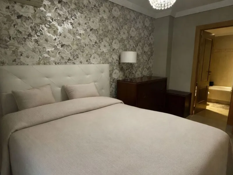 Excellent apartment located in the San Pedro beach area, within a well-known and well-established residential complex, considered one of the most attractive in the area due to its high demand and potential for appreciation. Its location is unbeatable, a s