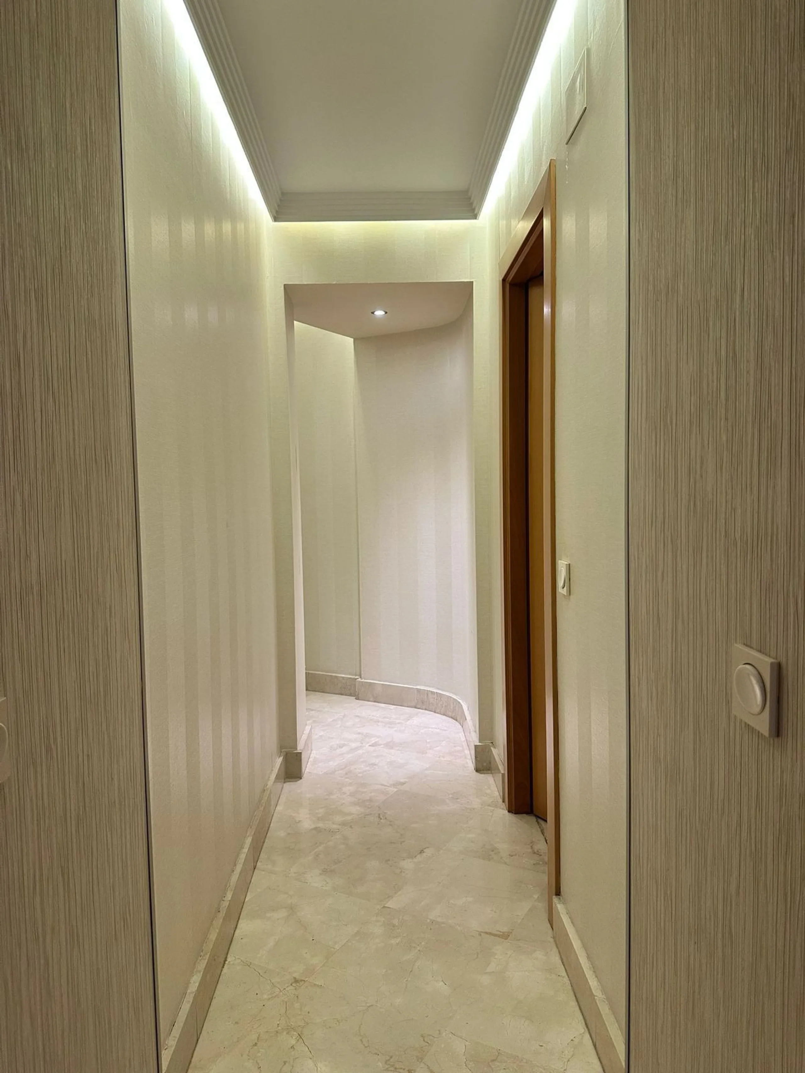 Excellent apartment located in the San Pedro beach area, within a well-known and well-established residential complex, considered one of the most attractive in the area due to its high demand and potential for appreciation. Its location is unbeatable, a s