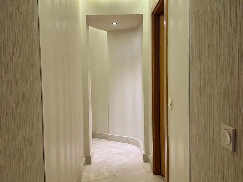Excellent apartment located in the San Pedro beach area, within a well-known and well-established residential complex, considered one of the most attractive in the area due to its high demand and potential for appreciation. Its location is unbeatable, a s