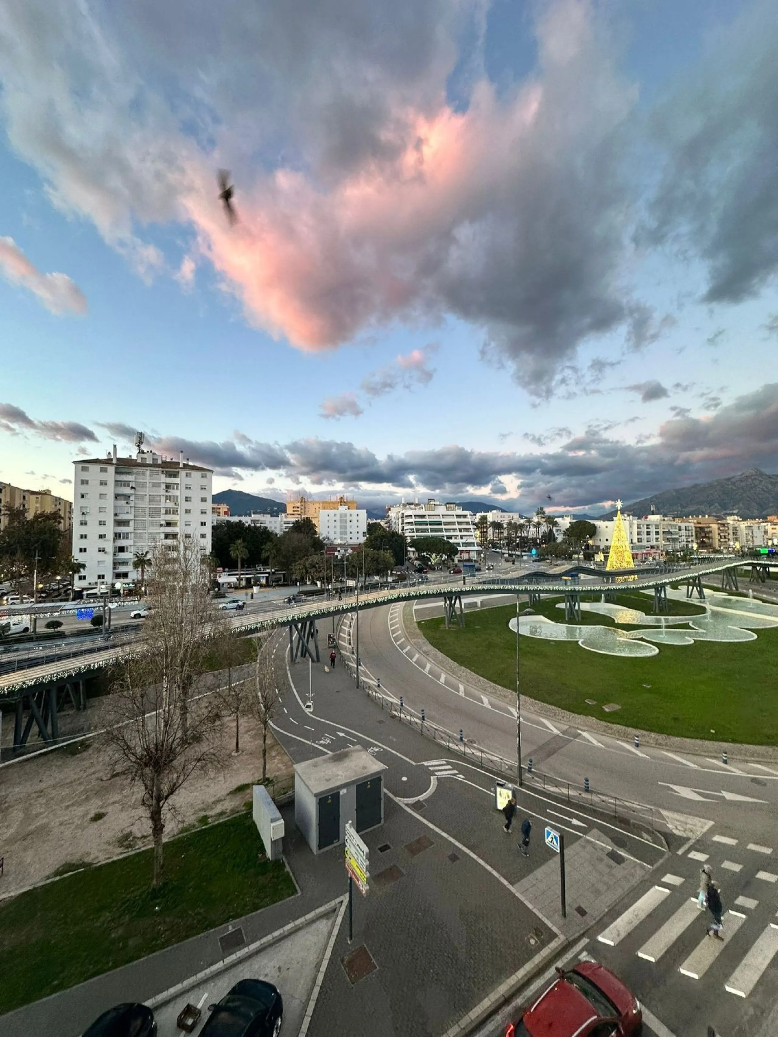 Excellent apartment located in the San Pedro beach area, within a well-known and well-established residential complex, considered one of the most attractive in the area due to its high demand and potential for appreciation. Its location is unbeatable, a s