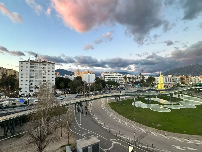 Excellent apartment located in the San Pedro beach area, within a well-known and well-established residential complex, considered one of the most attractive in the area due to its high demand and potential for appreciation. Its location is unbeatable, a s