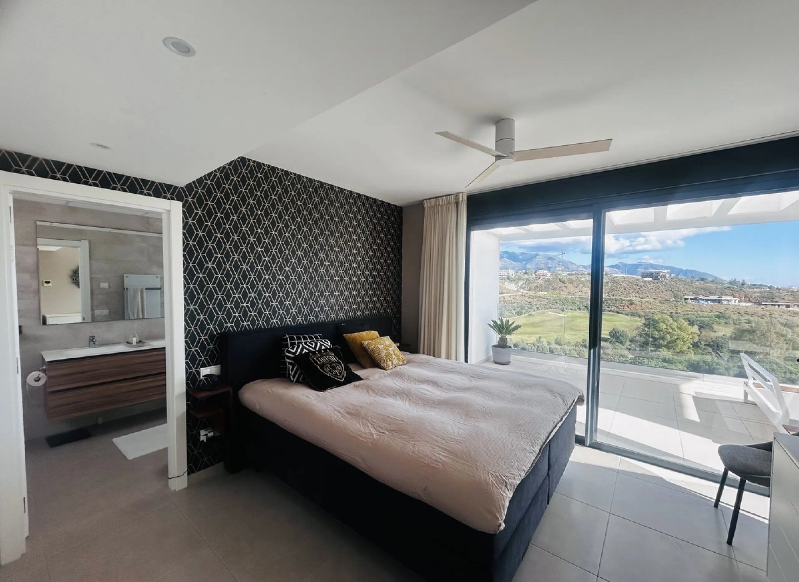 Apartment - Duplex в продаже в Mijas, Málaga. В доме 3 спален и 2 ванных комнат. Площадь дома 130 м²