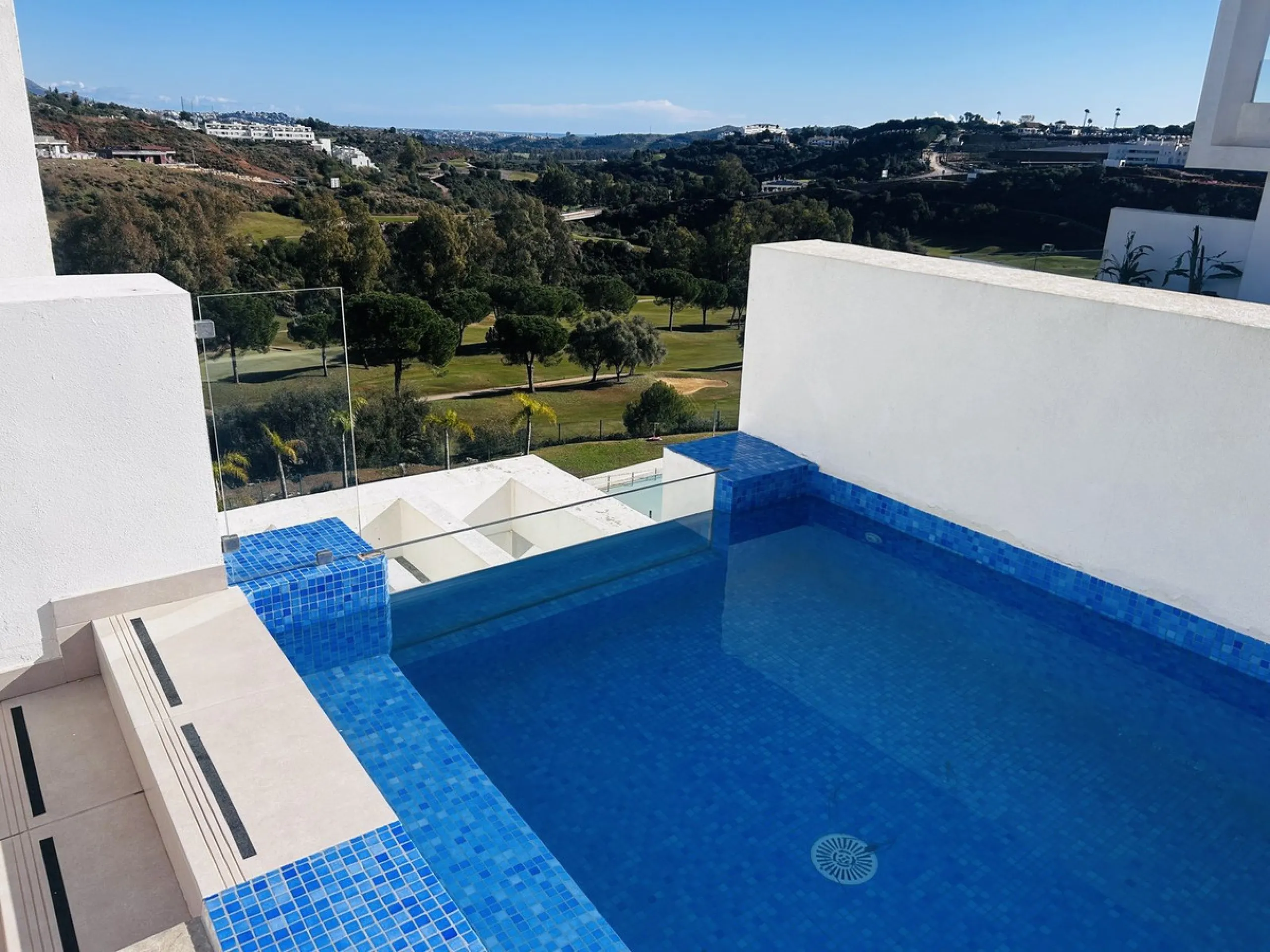 Apartment - Duplex в продаже в Mijas, Málaga. В доме 3 спален и 2 ванных комнат. Площадь дома 130 м²