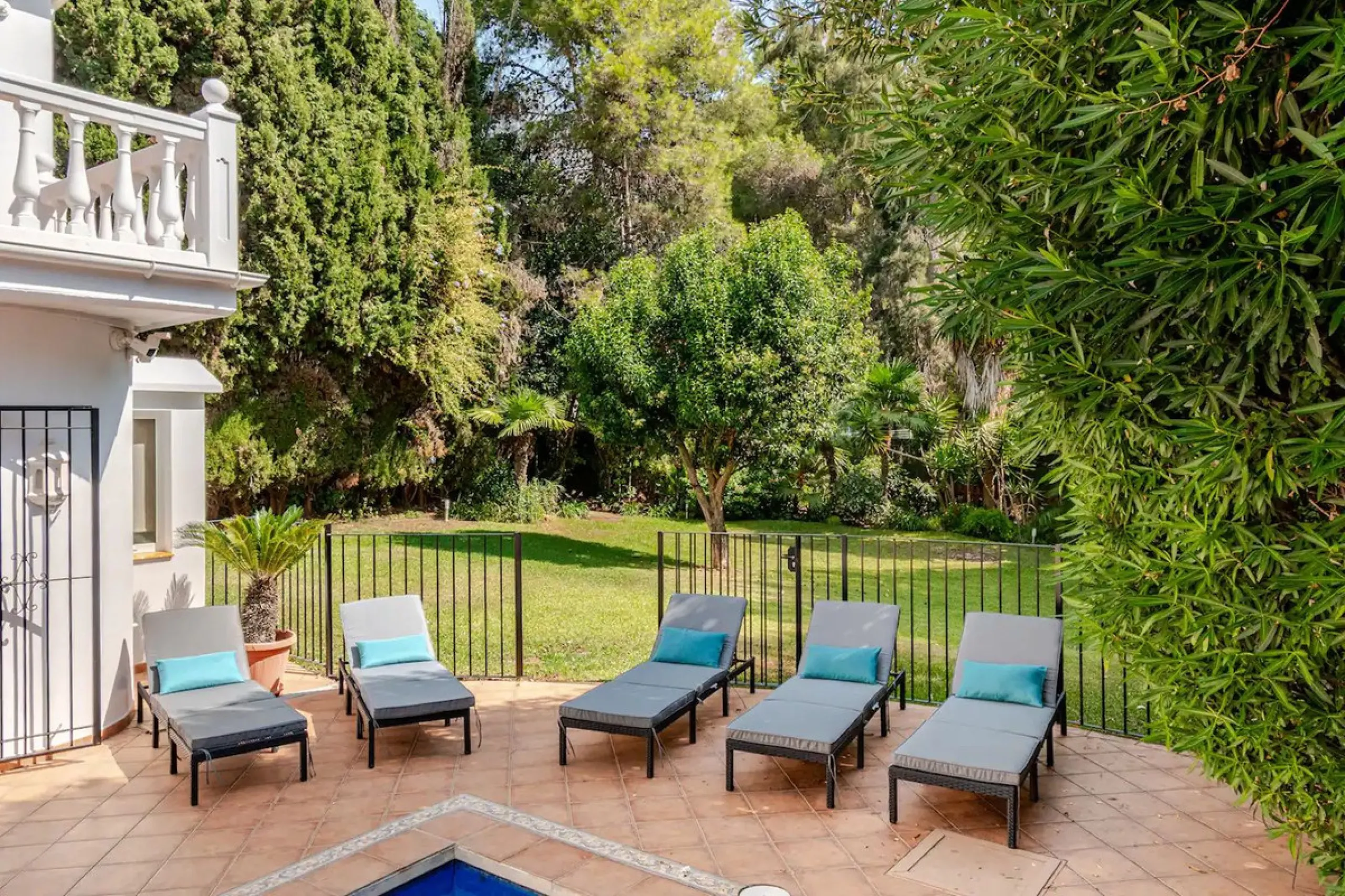 Beautiful Andalusian-style villa with 4 bedrooms in one of the best residential areas of Marbella, just a 5-minute walk from the Starlite Festival and a 10-minute drive from Puerto Banús, the town center, and the beach.