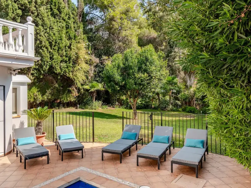 Beautiful Andalusian-style villa with 4 bedrooms in one of the best residential areas of Marbella, just a 5-minute walk from the Starlite Festival and a 10-minute drive from Puerto Banús, the town center, and the beach.