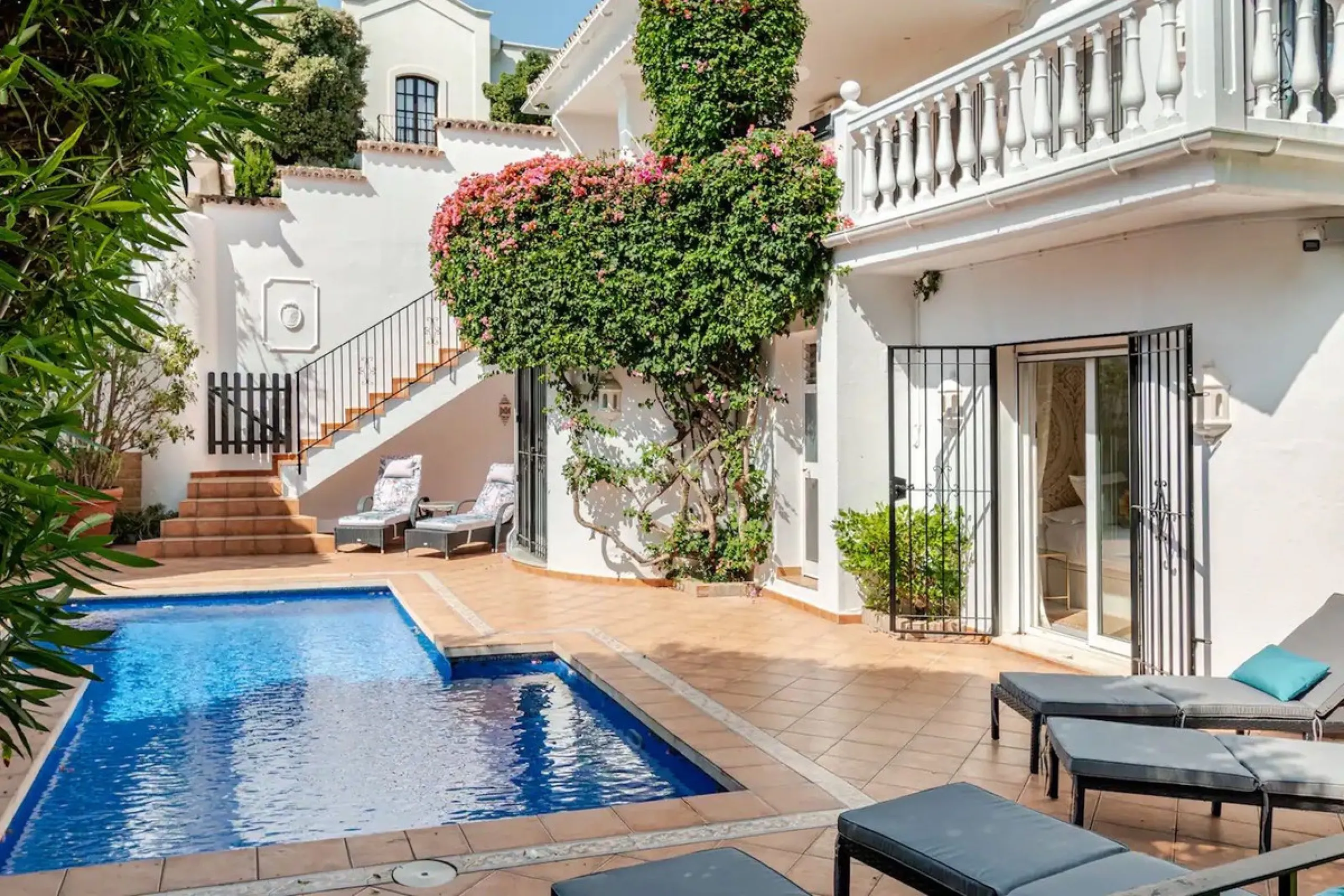 Beautiful Andalusian-style villa with 4 bedrooms in one of the best residential areas of Marbella, just a 5-minute walk from the Starlite Festival and a 10-minute drive from Puerto Banús, the town center, and the beach.