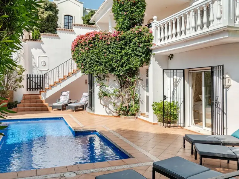 Beautiful Andalusian-style villa with 4 bedrooms in one of the best residential areas of Marbella, just a 5-minute walk from the Starlite Festival and a 10-minute drive from Puerto Banús, the town center, and the beach.
