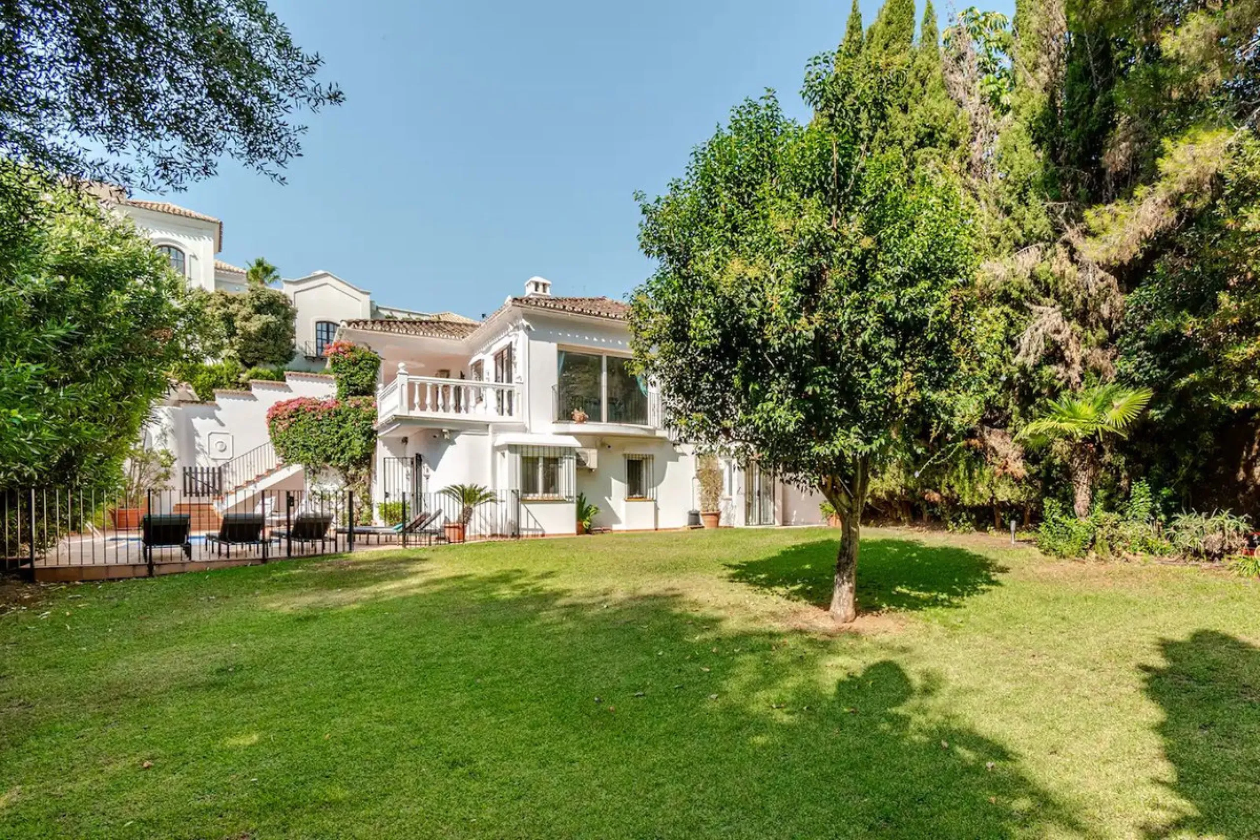Beautiful Andalusian-style villa with 4 bedrooms in one of the best residential areas of Marbella, just a 5-minute walk from the Starlite Festival and a 10-minute drive from Puerto Banús, the town center, and the beach.