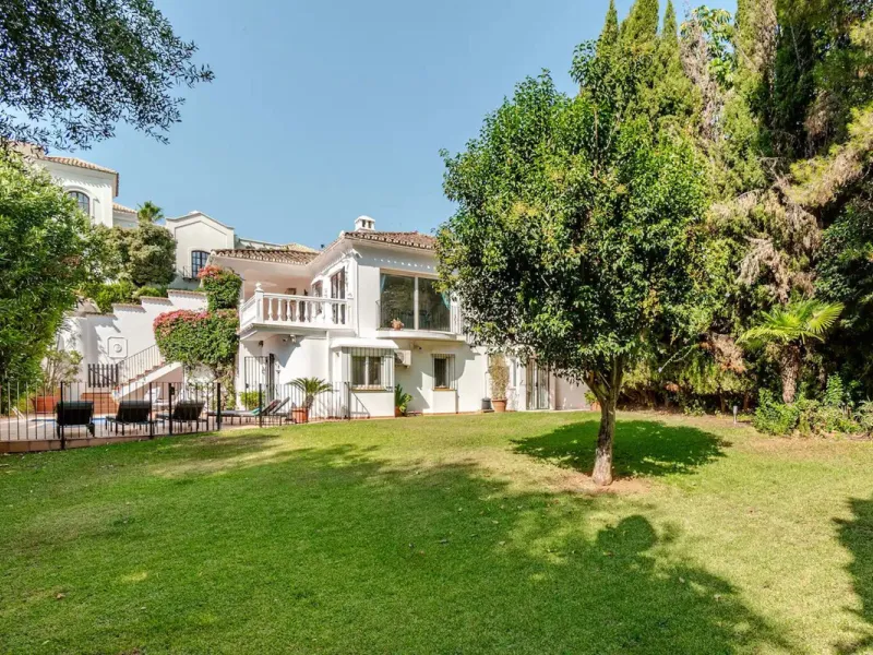 Beautiful Andalusian-style villa with 4 bedrooms in one of the best residential areas of Marbella, just a 5-minute walk from the Starlite Festival and a 10-minute drive from Puerto Banús, the town center, and the beach.