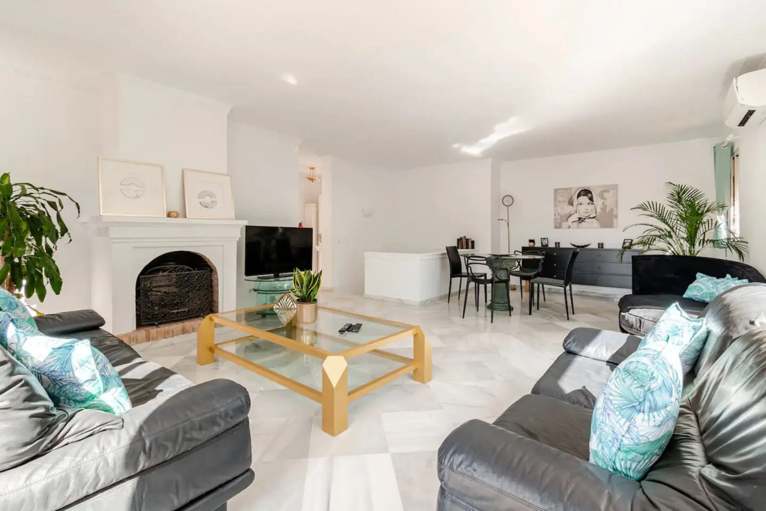 Beautiful Andalusian-style villa with 4 bedrooms in one of the best residential areas of Marbella, just a 5-minute walk from the Starlite Festival and a 10-minute drive from Puerto Banús, the town center, and the beach.