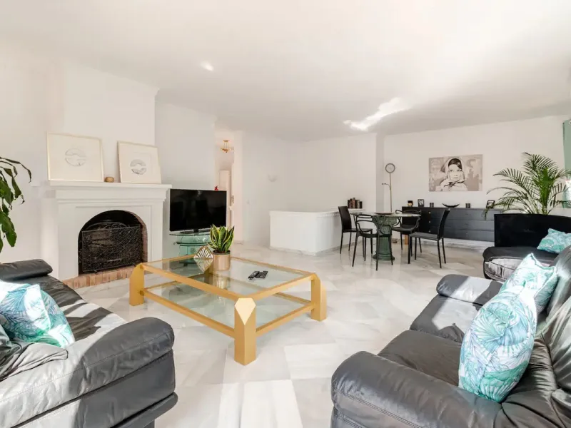 Beautiful Andalusian-style villa with 4 bedrooms in one of the best residential areas of Marbella, just a 5-minute walk from the Starlite Festival and a 10-minute drive from Puerto Banús, the town center, and the beach.