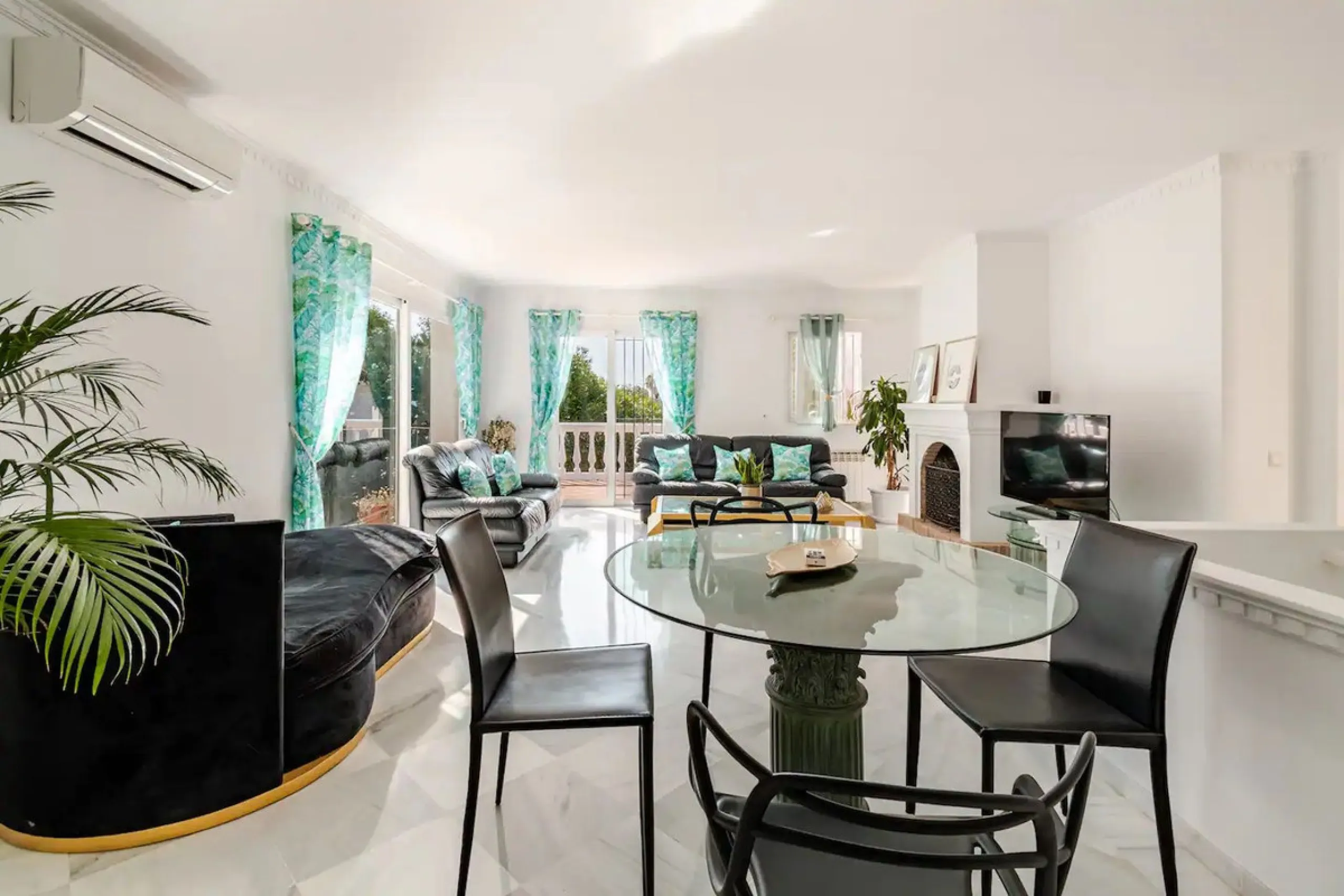 Beautiful Andalusian-style villa with 4 bedrooms in one of the best residential areas of Marbella, just a 5-minute walk from the Starlite Festival and a 10-minute drive from Puerto Banús, the town center, and the beach.