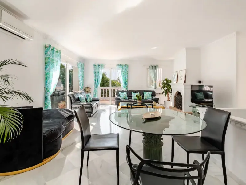 Beautiful Andalusian-style villa with 4 bedrooms in one of the best residential areas of Marbella, just a 5-minute walk from the Starlite Festival and a 10-minute drive from Puerto Banús, the town center, and the beach.
