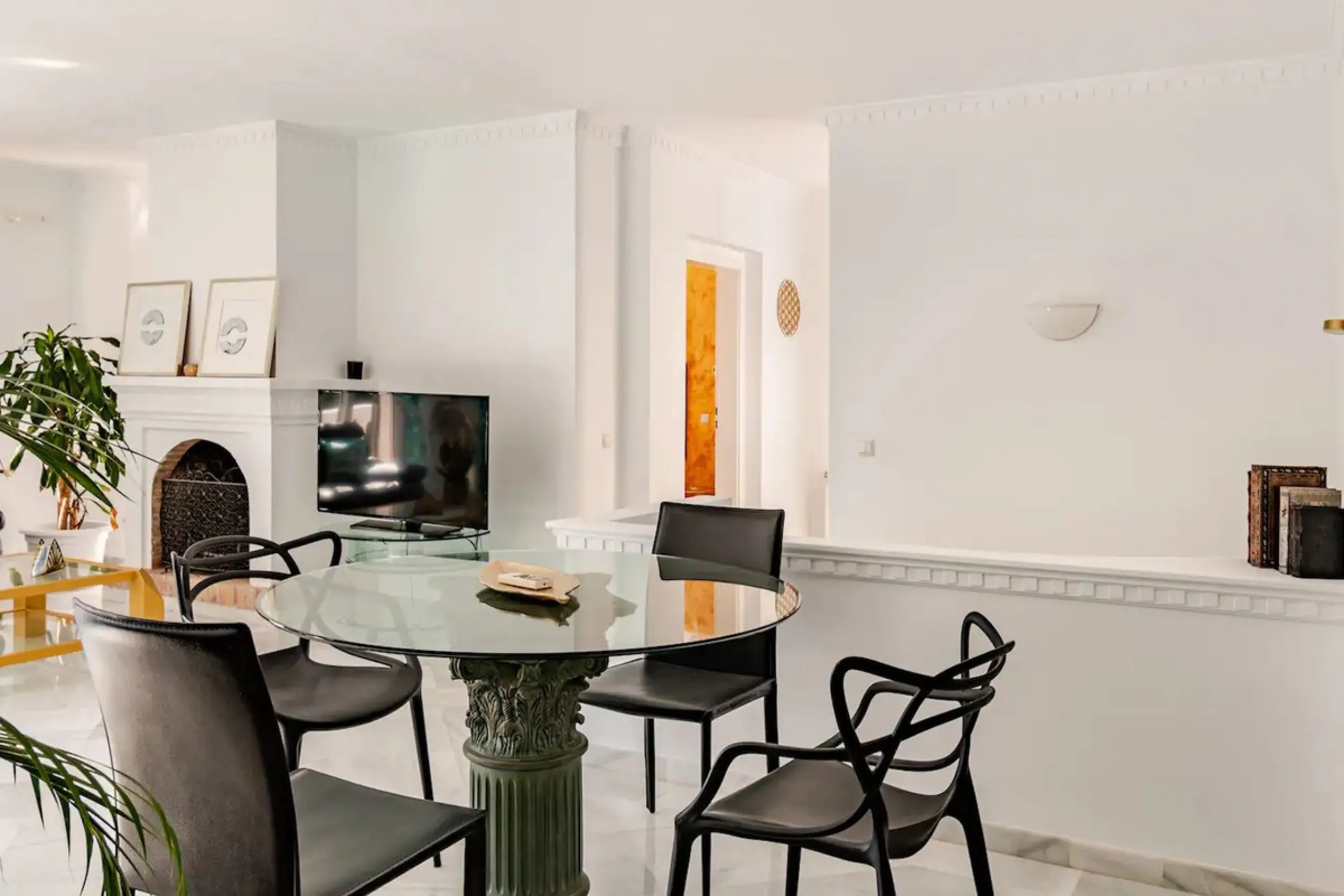 Beautiful Andalusian-style villa with 4 bedrooms in one of the best residential areas of Marbella, just a 5-minute walk from the Starlite Festival and a 10-minute drive from Puerto Banús, the town center, and the beach.