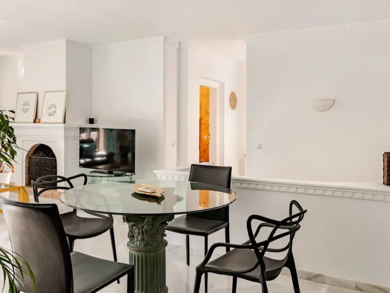 Beautiful Andalusian-style villa with 4 bedrooms in one of the best residential areas of Marbella, just a 5-minute walk from the Starlite Festival and a 10-minute drive from Puerto Banús, the town center, and the beach.