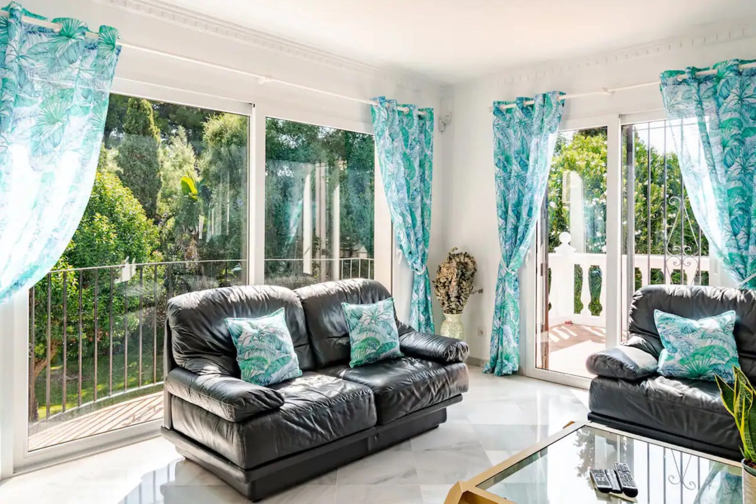 Beautiful Andalusian-style villa with 4 bedrooms in one of the best residential areas of Marbella, just a 5-minute walk from the Starlite Festival and a 10-minute drive from Puerto Banús, the town center, and the beach.