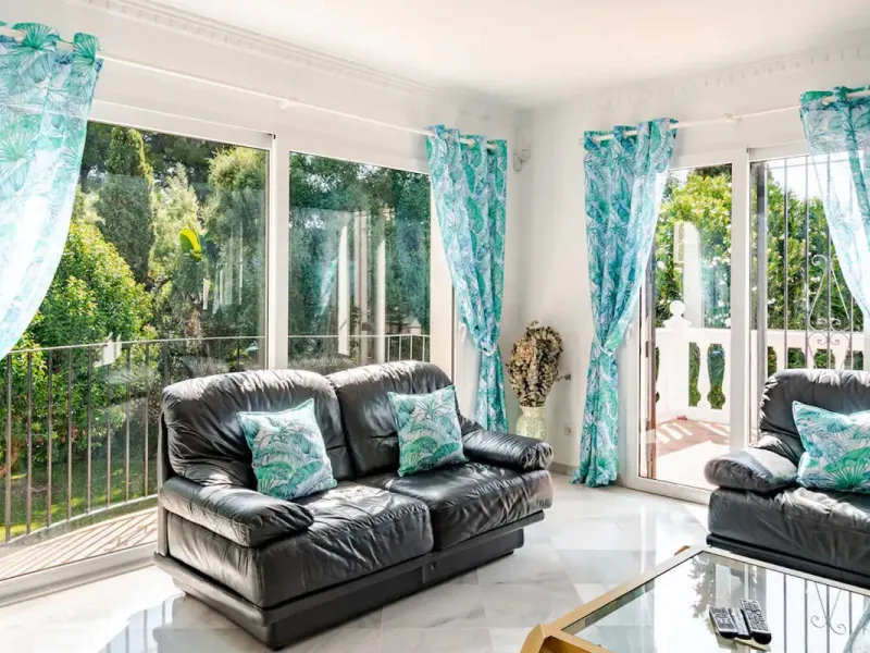 Beautiful Andalusian-style villa with 4 bedrooms in one of the best residential areas of Marbella, just a 5-minute walk from the Starlite Festival and a 10-minute drive from Puerto Banús, the town center, and the beach.