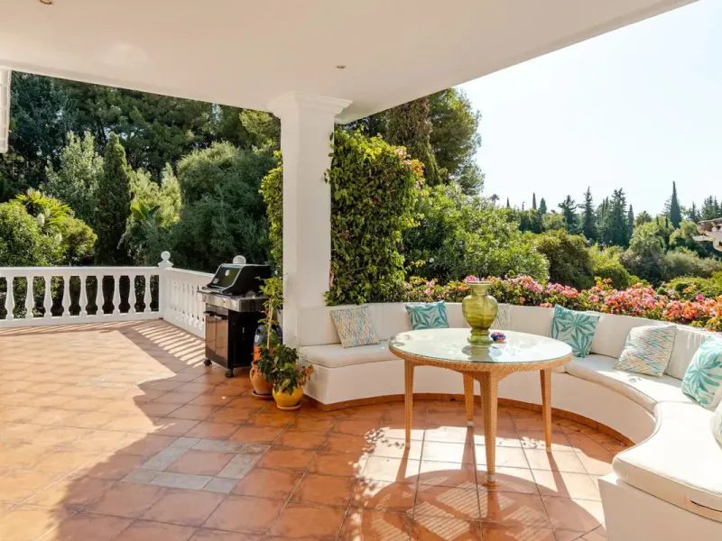 Beautiful Andalusian-style villa with 4 bedrooms in one of the best residential areas of Marbella, just a 5-minute walk from the Starlite Festival and a 10-minute drive from Puerto Banús, the town center, and the beach.